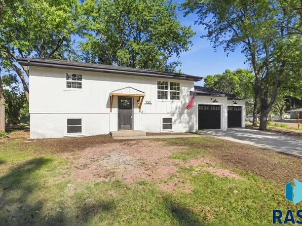 5601 W Circle Dr, Sioux Falls, SD 57106