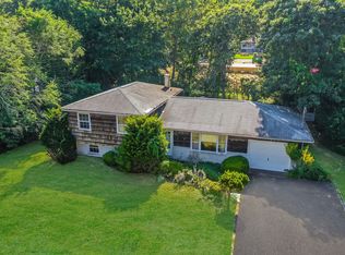 11 Easterly Rd, Hampton Bays, NY 11946