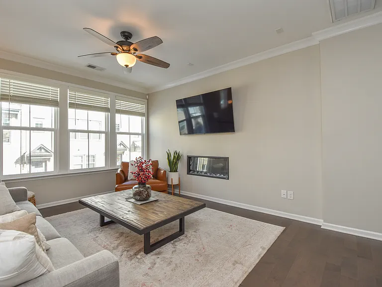 612 Tudor Park Way — Photo 4