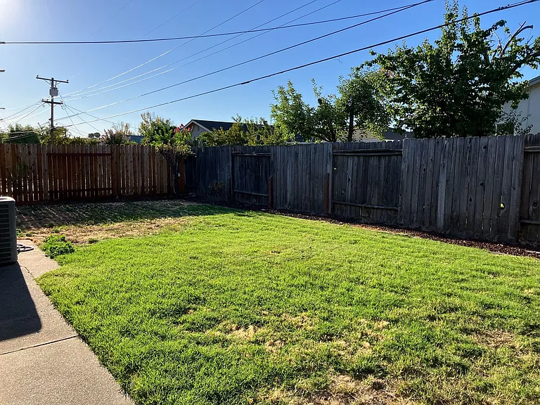137 Lomita Ave — Photo 10
