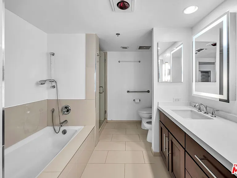 10660 Wilshire Blvd #701 — Photo 14