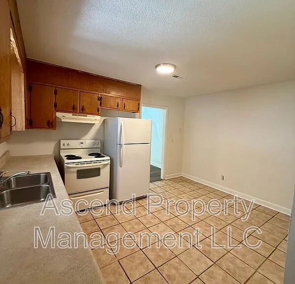 3341 Pinewood Ave #B — Photo 8