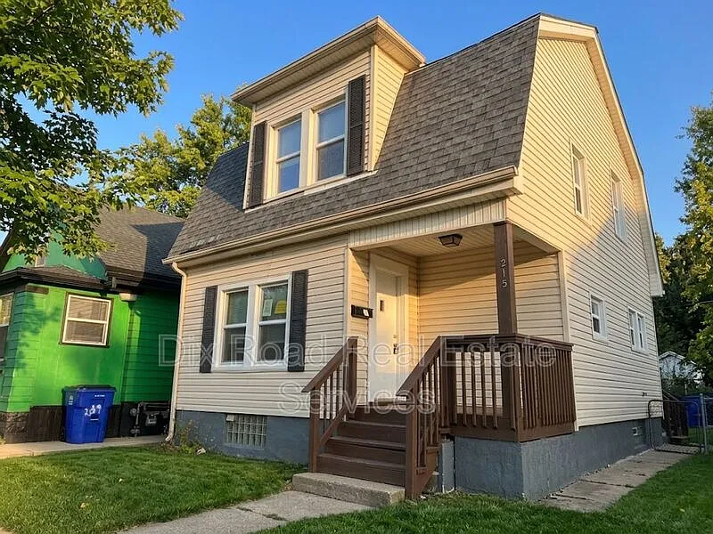3 bed, 1.5 bath, 1048 sqft, $1,195 — Photo 1