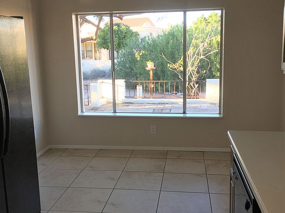 Kitchen eating area 