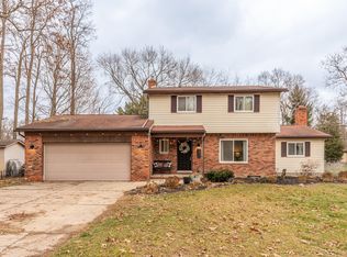 1470 Nightingale Rd, Wixom, MI 48393