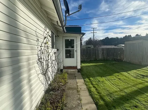962 Laurel Ave, Reedsport, OR 97467