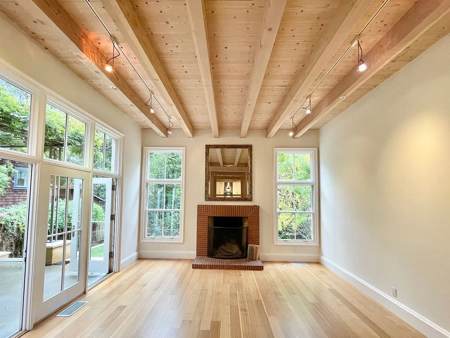 3bd 2.5ba Sycamore Park Architectural Masterpiece! Parking! Laundry! Garden. Pet. Progressive — Photo 2