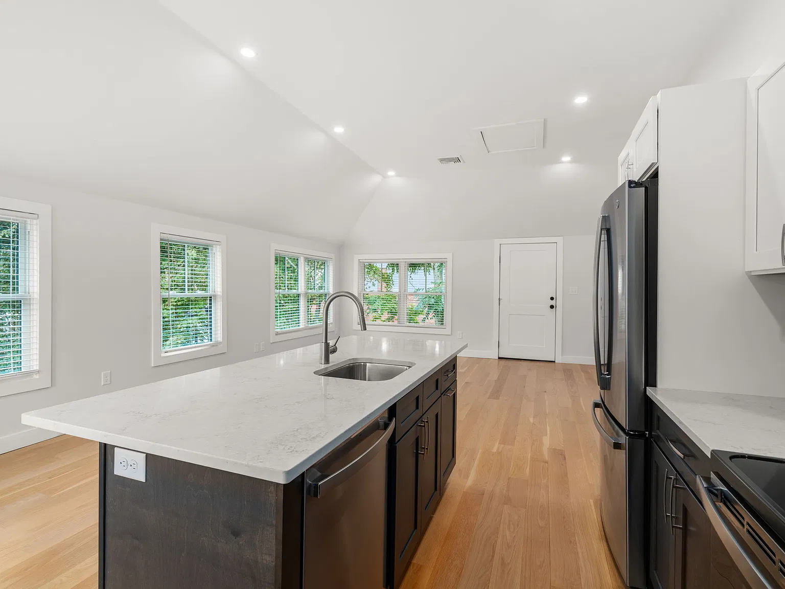 2 bed, 1150 sqft, $3,200 — Photo 2