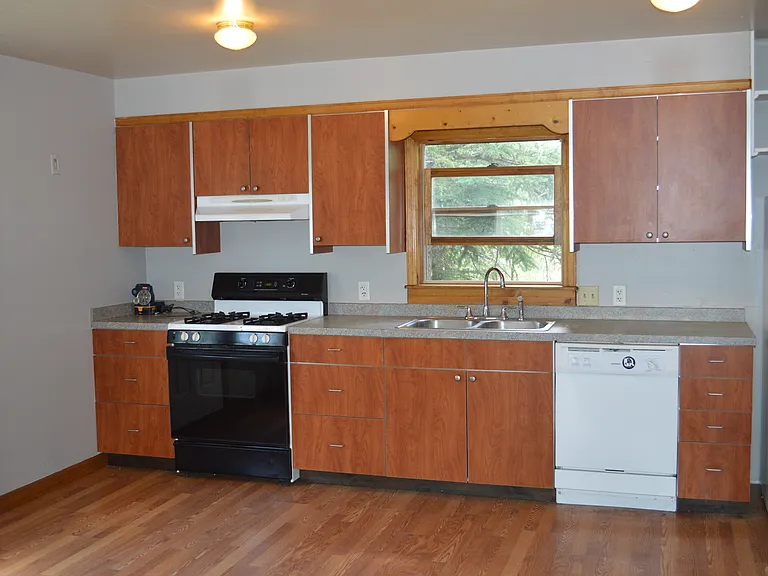 483 N Pine St — Photo 3