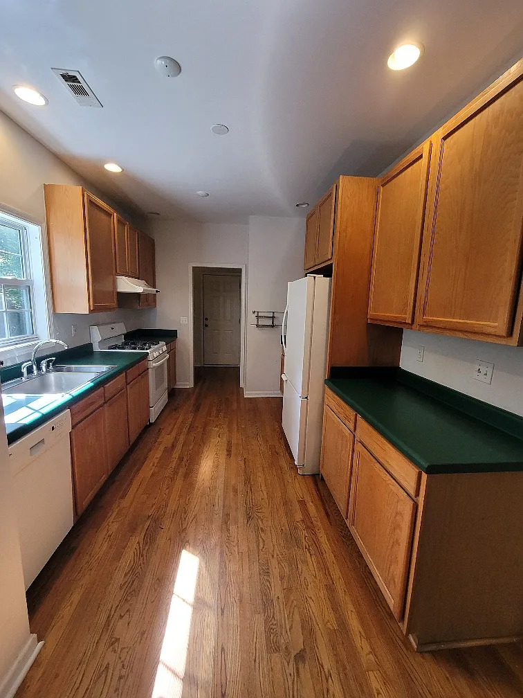 3 bed, 2.5 bath, 1600 sqft, $1,925 — Photo 4