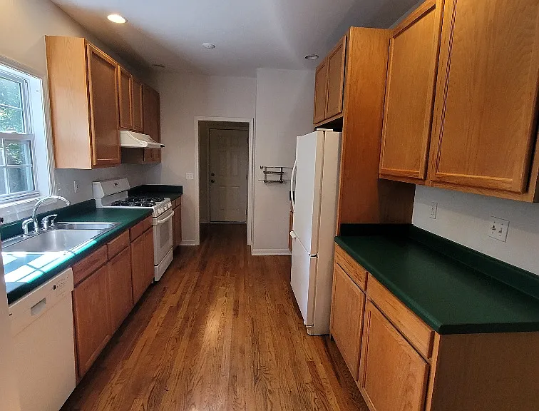 315 Robin Hood Rd — Photo 4