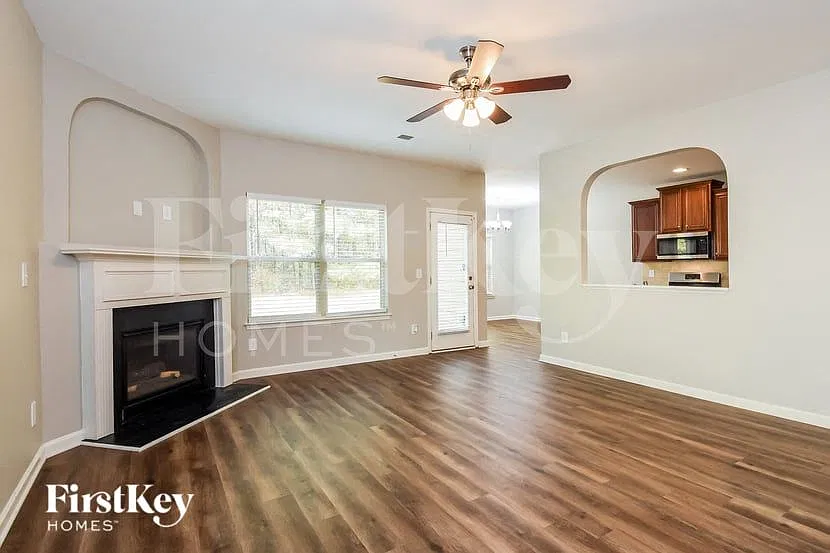 4 bed, 2.5 bath, 2056 sqft, $2,310 — Photo 3