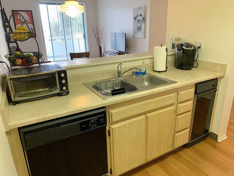 2nd image of 865 S B St #2