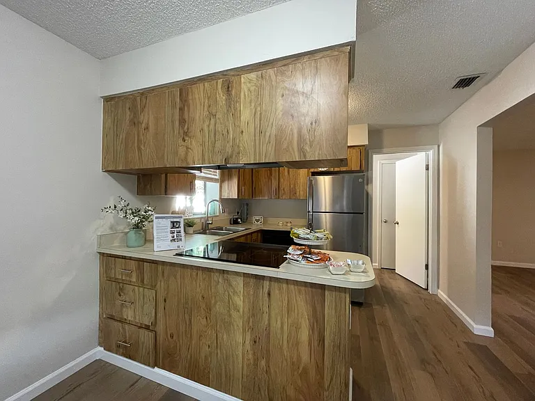 117 E Myrtle St — Photo 3