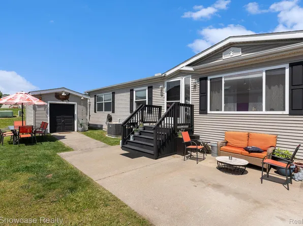2848 Boulder Ridge Trl, Milford, MI 48380