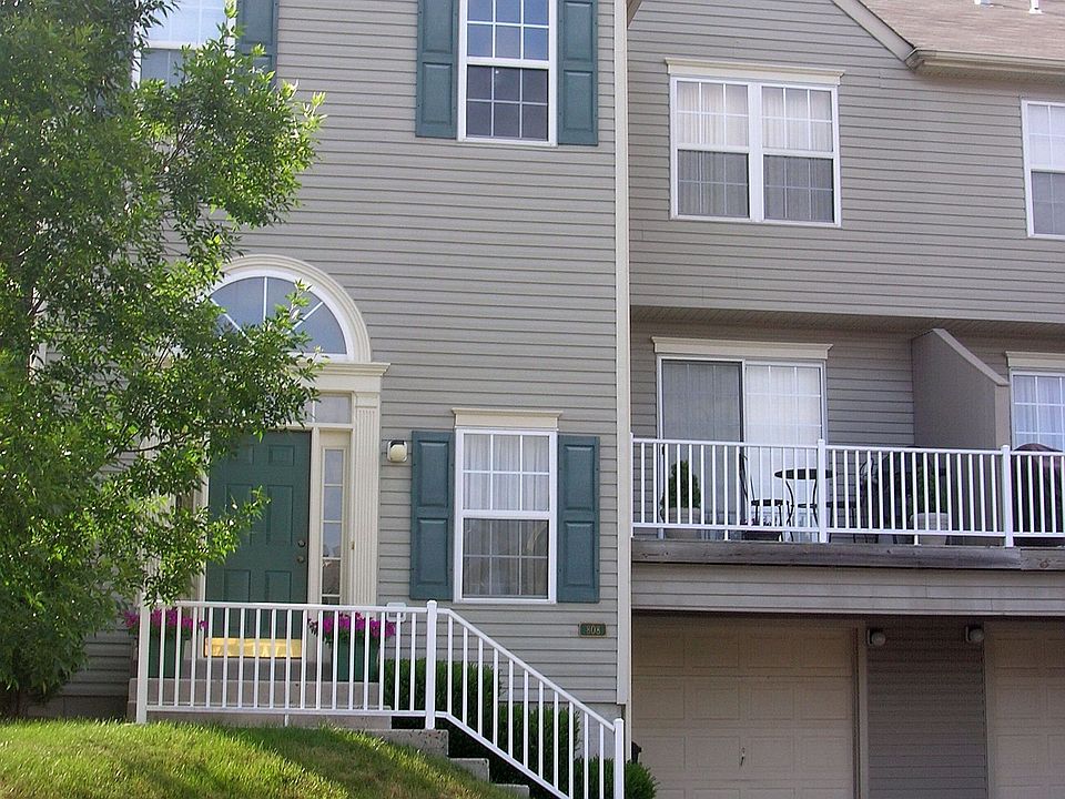 Spacious 3 BR/2.5 Bath