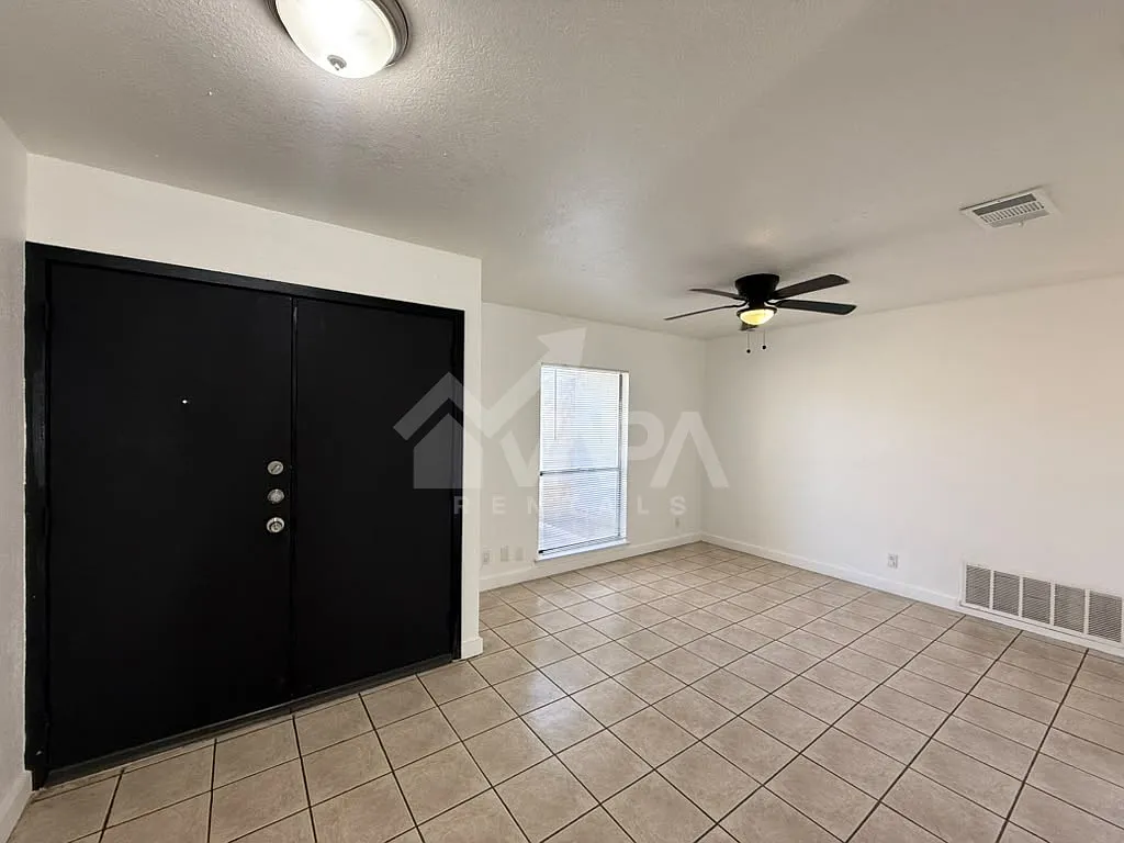 3 bed, 1350 sqft, $2,000 — Photo 3