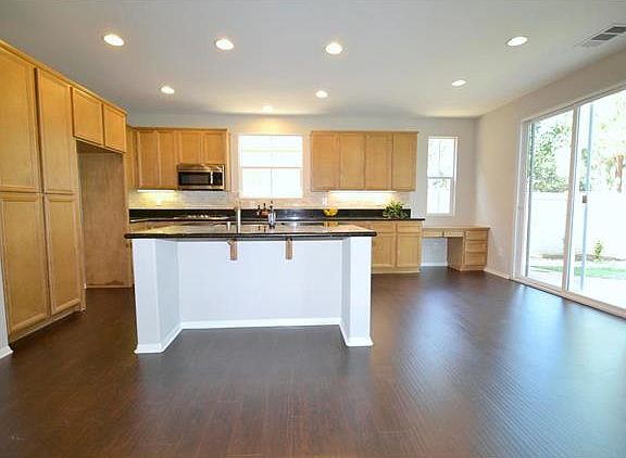 3rd image of 985 Evergreen Cir