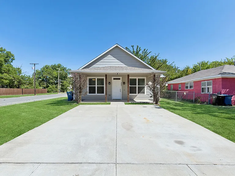 731 W Bond St — Photo 2