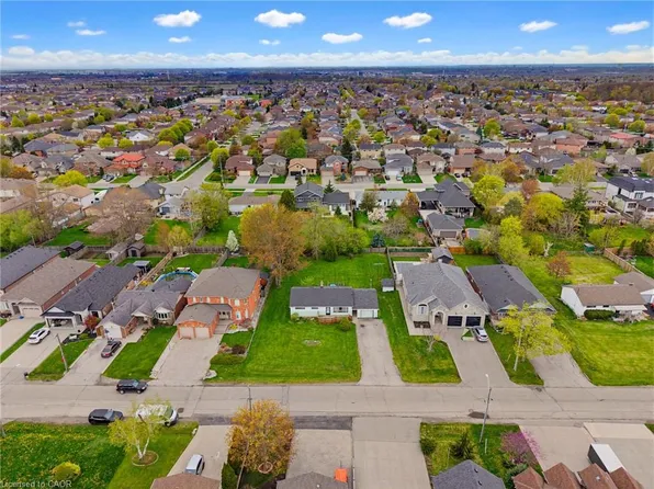 29 Leckie Ave, Hamilton, ON L8J 2S7