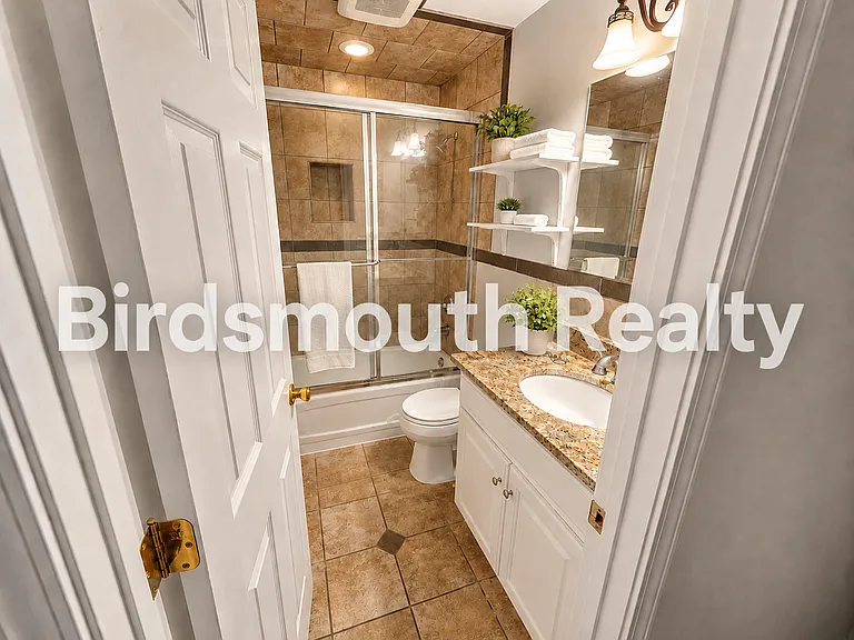 2662 White Oak bathroom shared between two front bedrooms