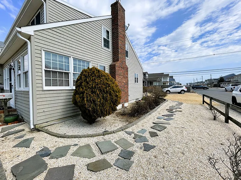 207 Bay Blvd — Photo 12