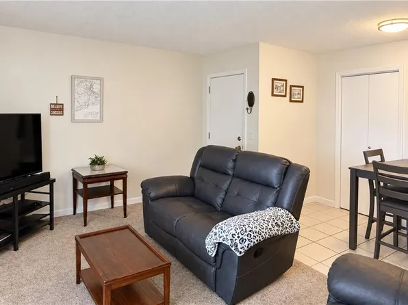 5 Apple Valley Pkwy APT 8, Smithfield, RI 02828