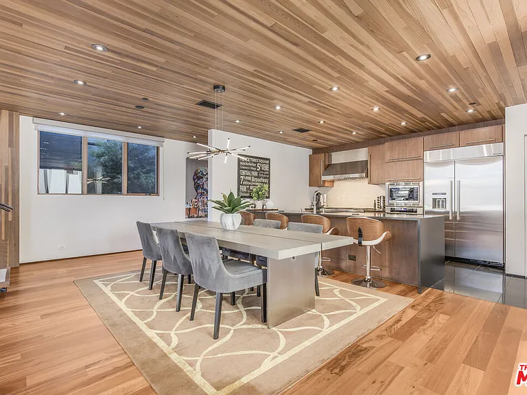 661 Broadway St — Photo 2