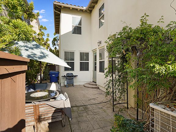 Side entrance to back patio