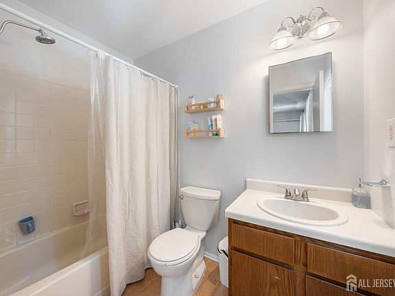 4th image of 35 Byrnes Ln E