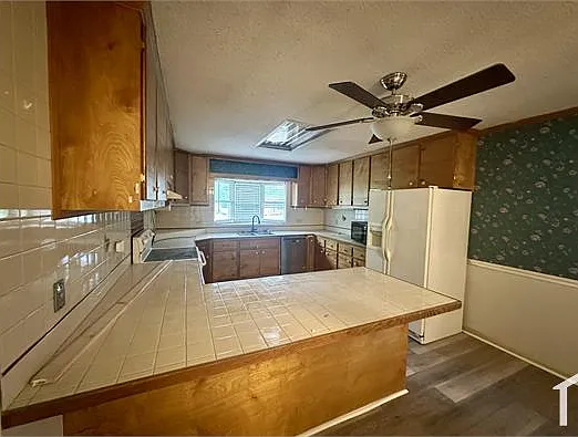 617 E Raynor Dr — Photo 3
