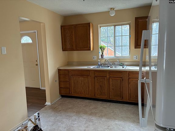 5th image of 121 Foxglove Cir
