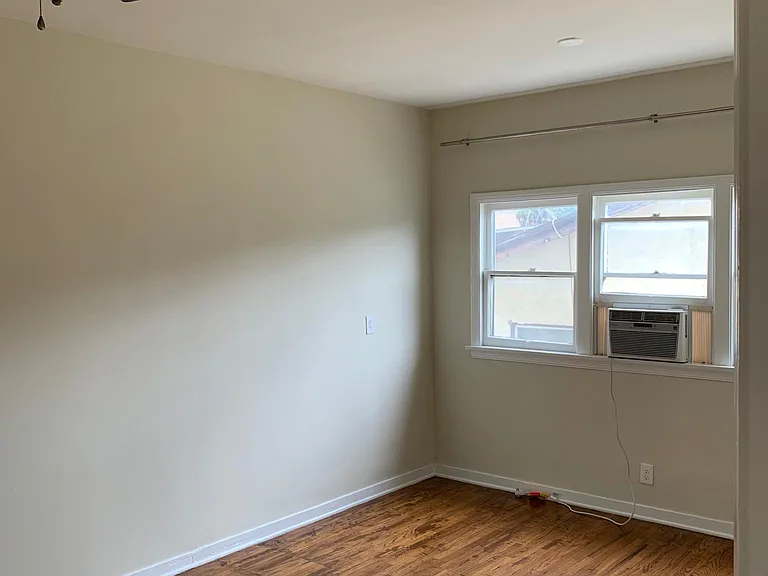 LARGE MASTER BEDROOM - BIG ENOUGH FOR A KING SIZED BED