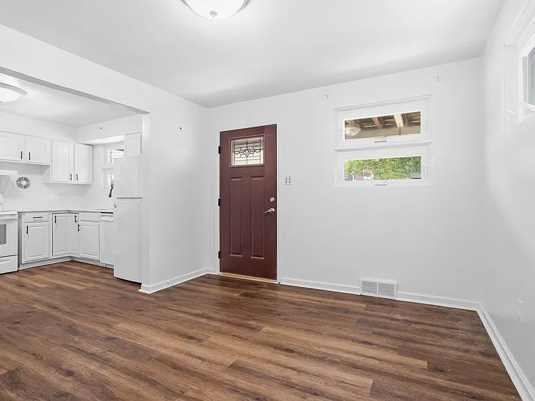 2046 Pioneer Ave — Photo 2