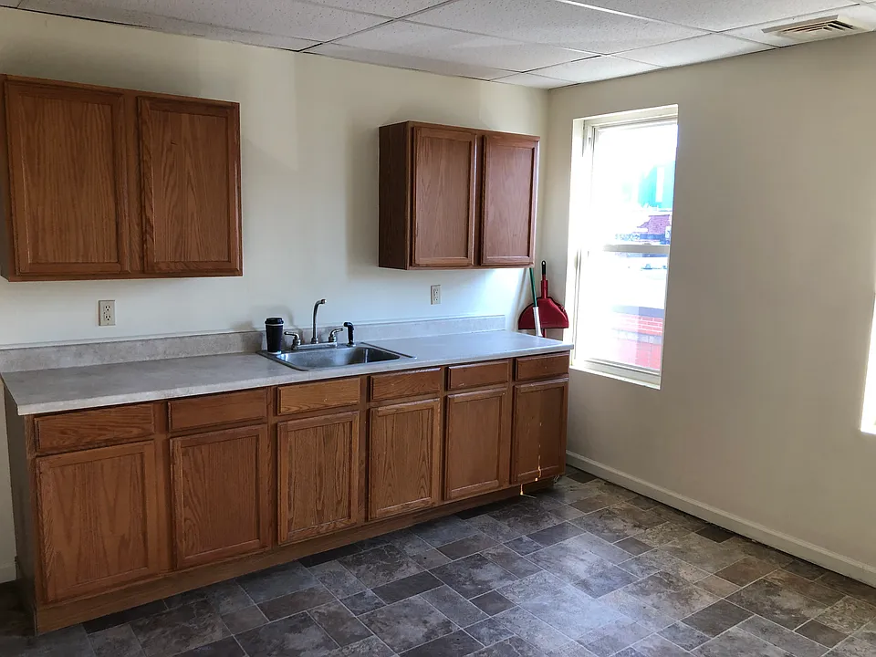 LARGE KITCHEN