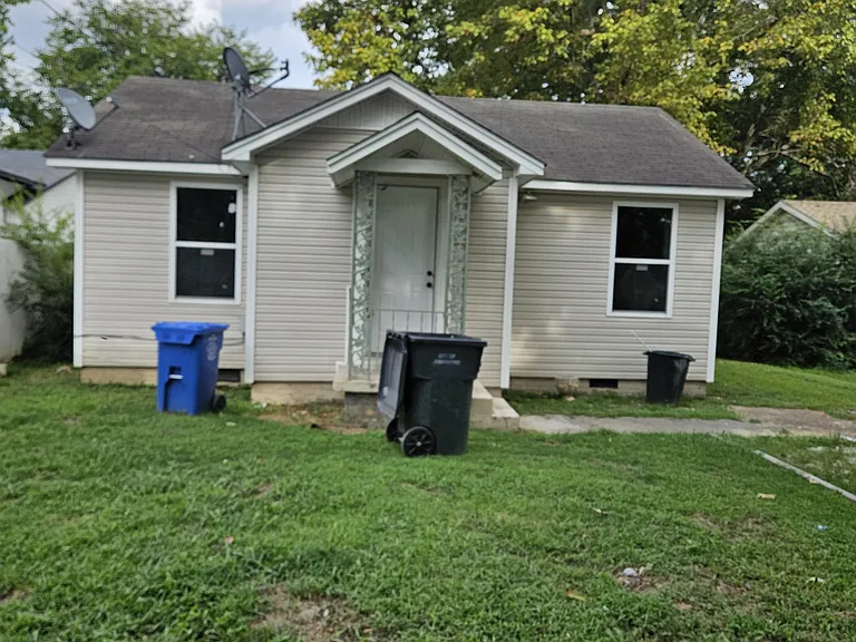 904 N Main St — Photo 1