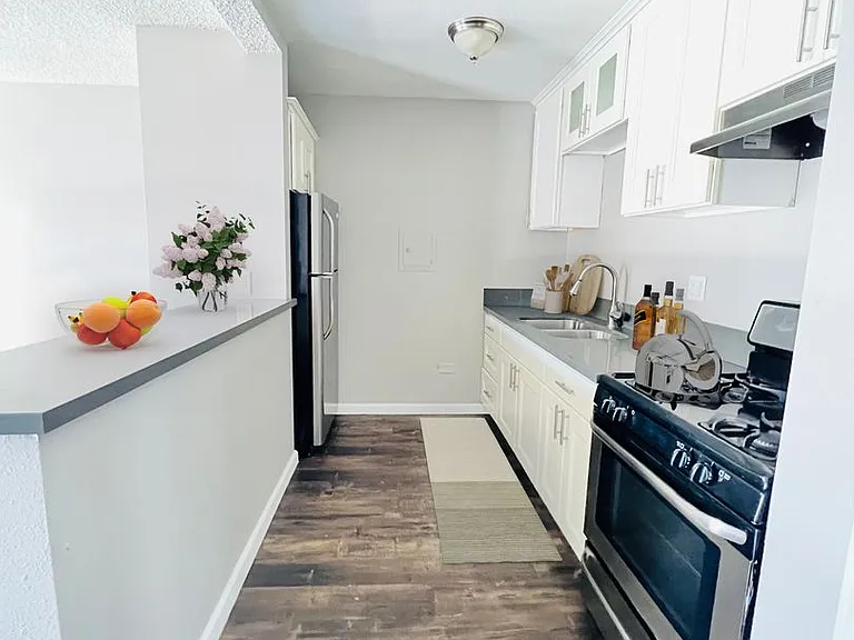 Jordan Court Apartments — Photo 18