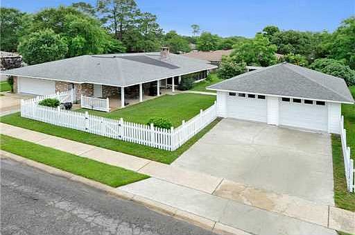 3rd image of 700 Parkwood Dr