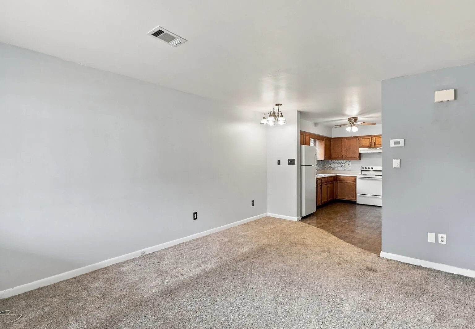 2 bed, 1.0 bath, 800 sqft, $1,200 — Photo 3
