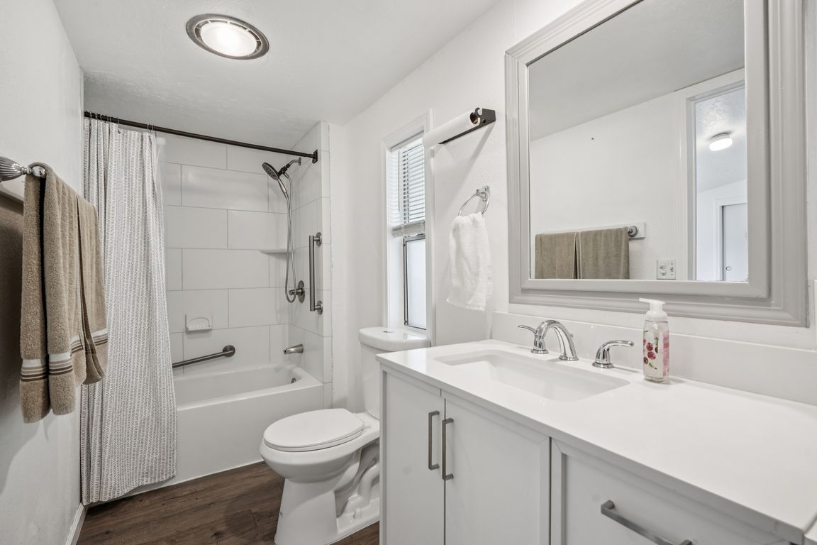 SW Baker St-S2506-036.jpg