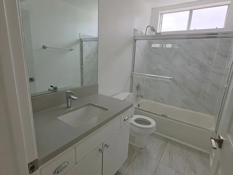 2050 S Bentley Ave — Photo 32