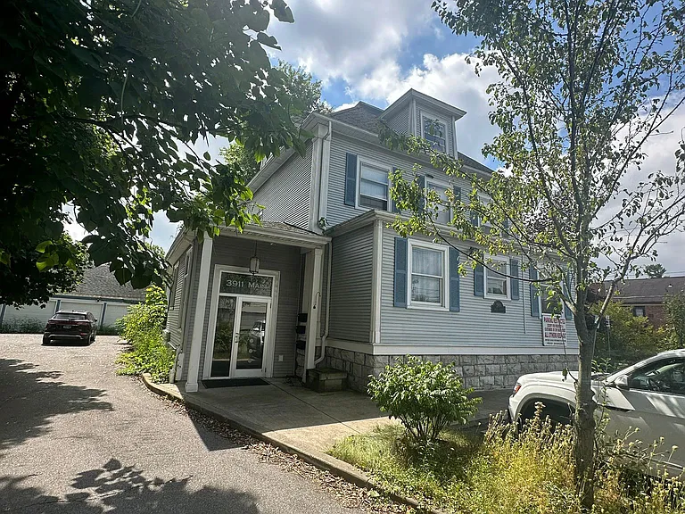 3911 Main St #3 — Photo 1