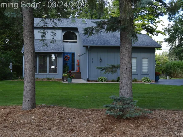 4789 Curtis Ln, Clarkston, MI 48346
