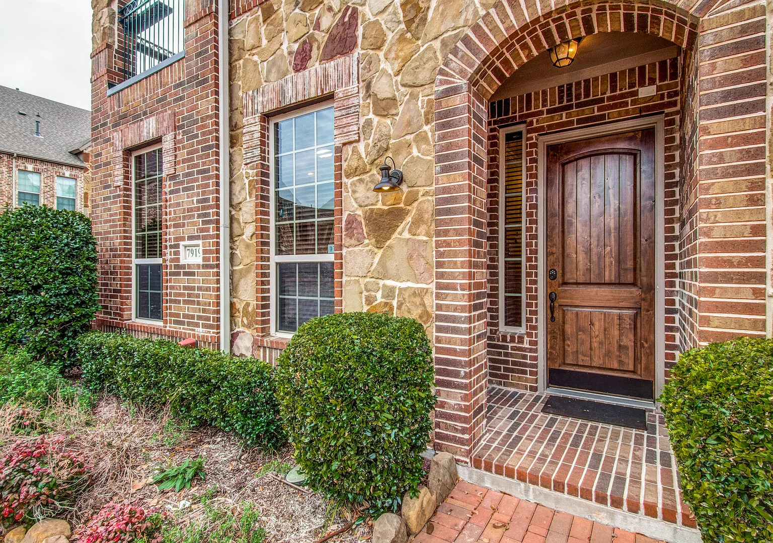 Shop of Legacy Plano Executive Townhome — Photo 4