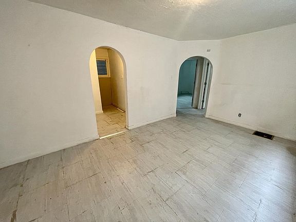 5th image of 905-7 Evans St