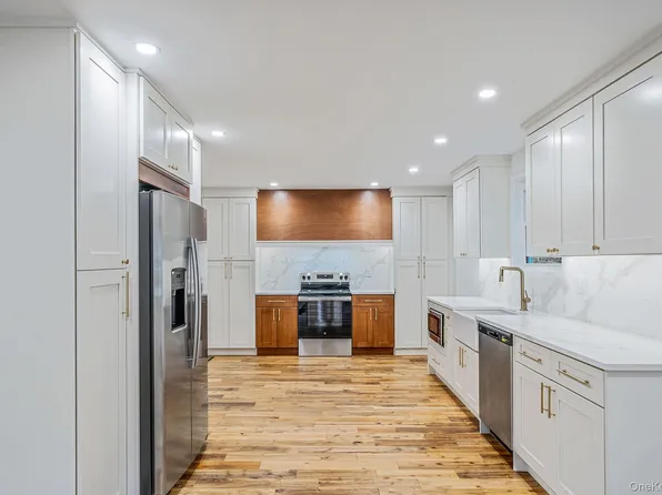 6 Connetquot Drive, Oakdale, NY 11769