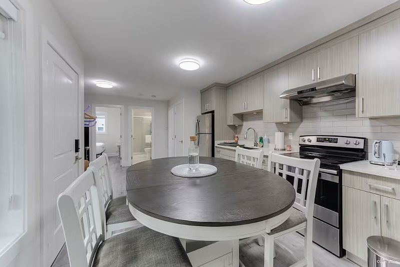Surrey Apartment for rent - 3 Bedrooms — photo 2
