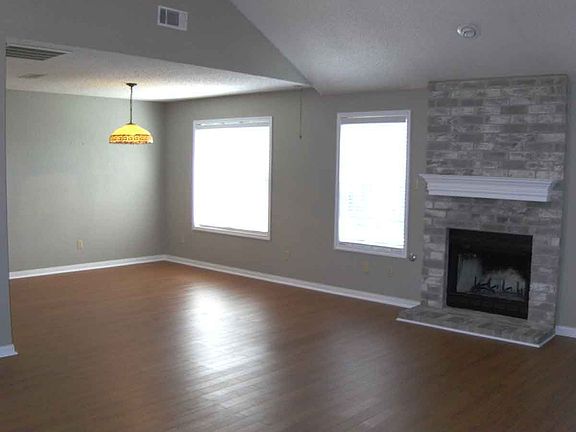 Big family rm w/laminate floors