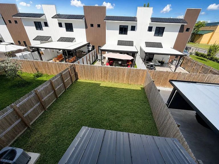552 NW 7th St #6 — Photo 8