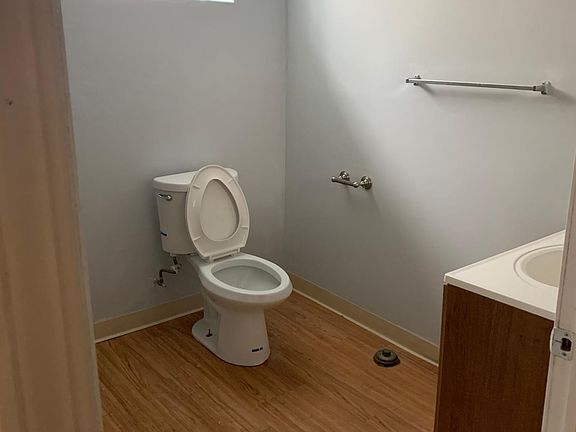 3rd image of 3856 Queen Crest Ave
